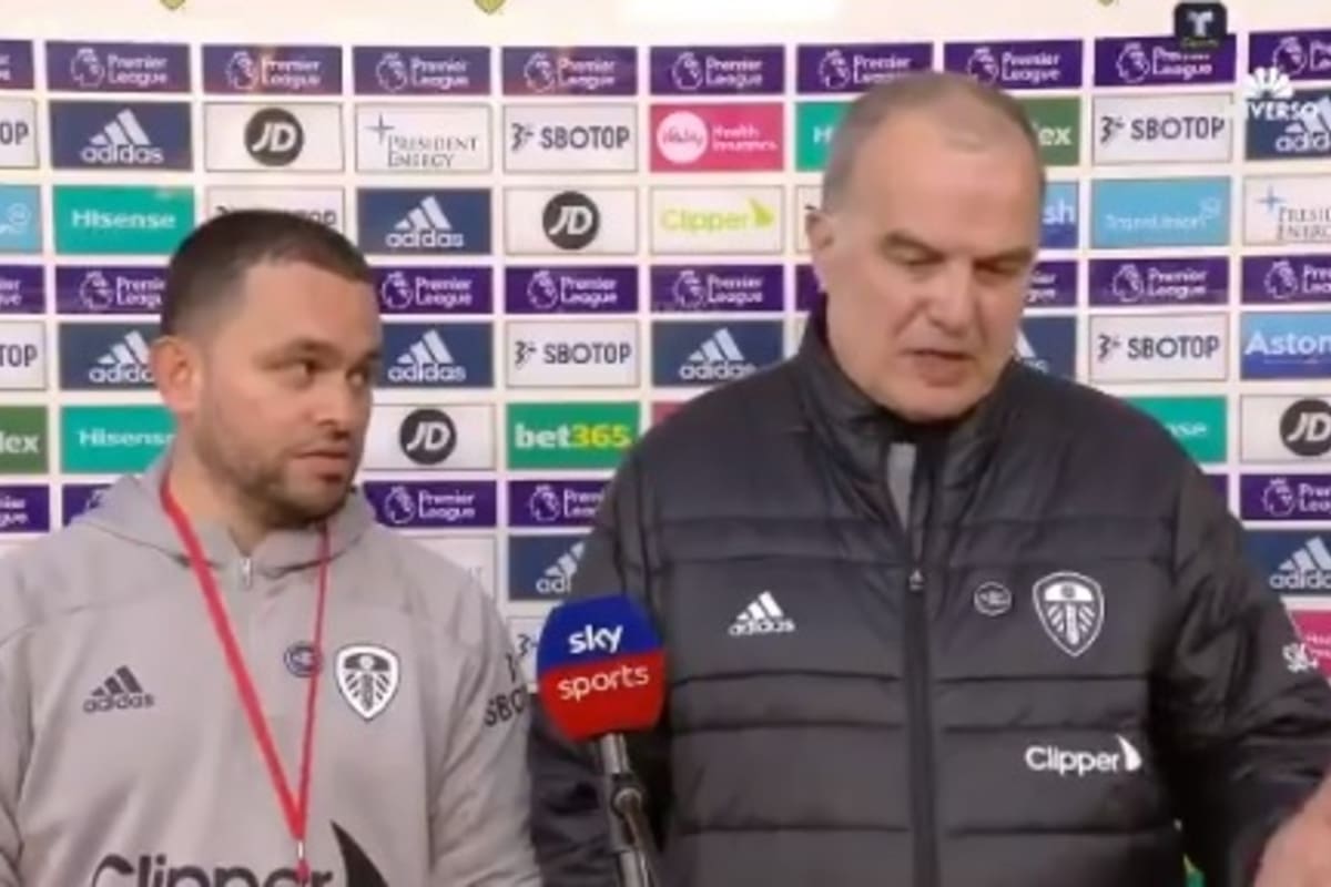 Marcelo Bielsa junto a su traductor, el colombiano Andrés Clavijo.