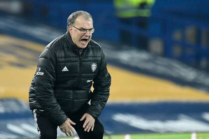 Marcelo Bielsa le grita a sus jugadores durante el partido de la Premier League que disputan el Everton y el Leeds United, en Goodison Park, Liverpool, Inglaterra, sábado 28 de noviembre de 2020.