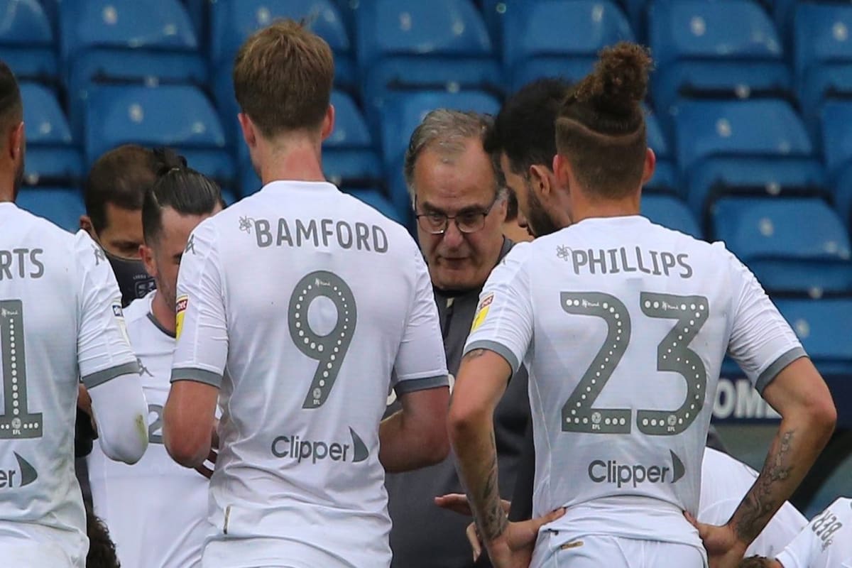 Marcelo Bielsa les da indicaciones a sus jugadores durante el partido por la Championship inglesa frente a Luton.