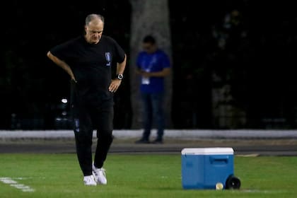 Marcelo Bielsa, mirada al piso; Uruguay perdió sus dos compromisos en el Preolímpico de Venezuela y está seriamente en riesgo su clasificación para París 2024.