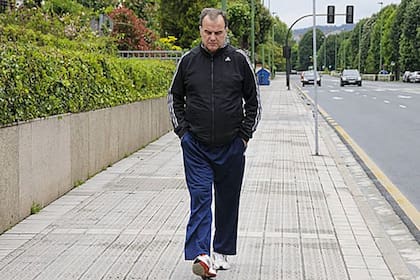 Marcelo Bielsa por las calles de Montevideo, donde la gente lo saluda y le pide que se sume al seleccionado charrúa.