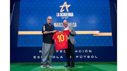 Marcelo Bielsa posa junto a Rafael Louzán, presidente de la Real Federación Española de Fútbol (RFEF)