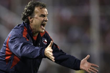 Otros tiempos: Marcelo Bielsa, con el buzo de entrenador de Chile