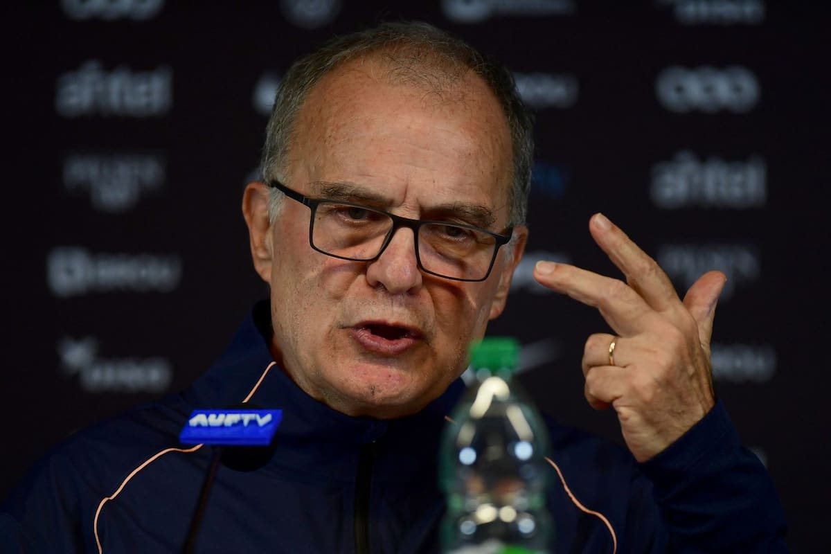 Marcelo Bielsa se despidió de Uruguay con un Mundial que terminó mucho antes de lo esperado (Photo by Dante FERNANDEZ / AFP)