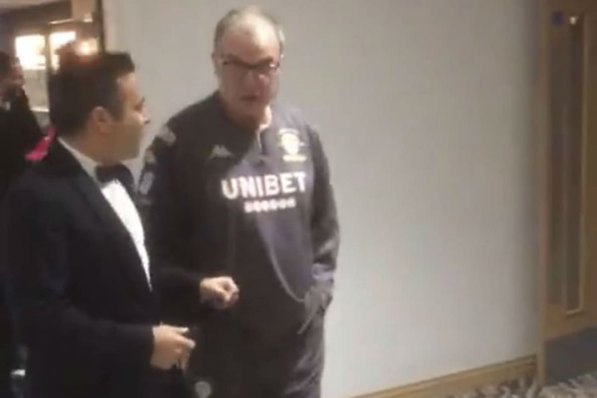 Marcelo Bielsa, vestido con la ropa oficial de Leeds, su equipo, en la gala por los 100 años del club.