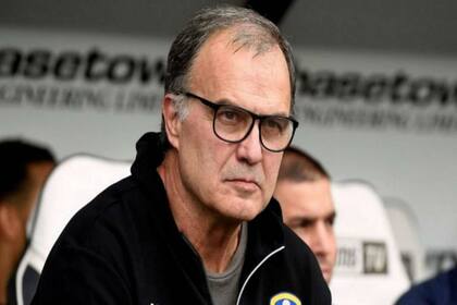 Marcelo Bielsa vivió un momento gracioso junto a su traductor en la conferencia de prensa luego de la derrota de Leed United