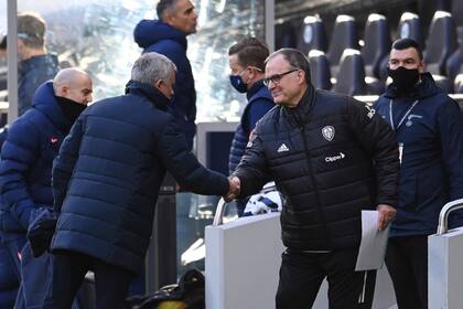Marcelo Bielsa y José Mourino se saludan antes del partido del Tottenham y el Leeds.