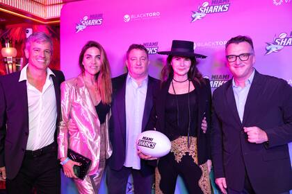 Marcelo Bosch y Patricia Pommiez, COO de Globant, junto a uno de los dueños del equipo, Alejandro Macfarlane, con Marina Frederking y Martín Migoya, CEO de Globant