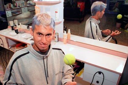 Marcelo Charpentier, con LA NACION en la peluquería, la noche previa a su debut en la Copa Davis, en 1997, al teñirse el pelo de celeste y blanco