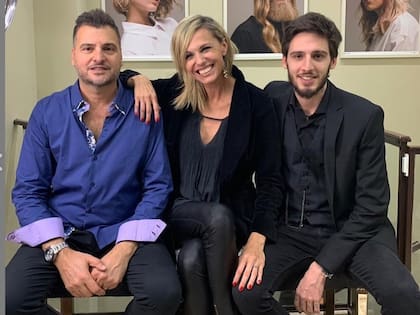 Marcelo Cuggini junto a su hijo y Denise Dumas, una de las famosas que se atiende en sus salones.