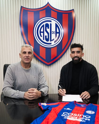 Marcelo Culotta, presidente de San Lorenzo, en la firma del contrato de Emiliano Amor, uno de los refuerzos para el segundo semestre de 2026