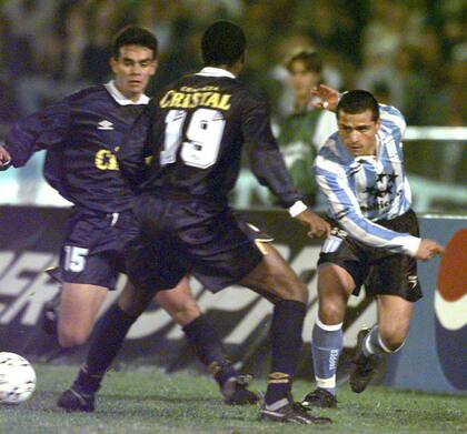 Marcelo Delgado hizo el único gol académico en Perú, donde Sporting Cristal fue superior y con un 4-1 eliminó a la Academia en el cruce de 1997, la última semifinal para Racing antes de la actual.