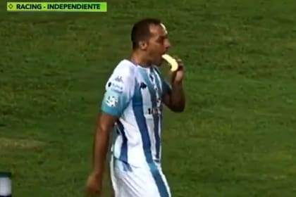 Marcelo Díaz, comiendo una banana en pleno clásico de Avellaneda