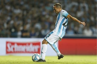 Ningún N° 5 de Racing convence a Pizzi y busca refuerzos, pero encima perderá al Chelo Díaz