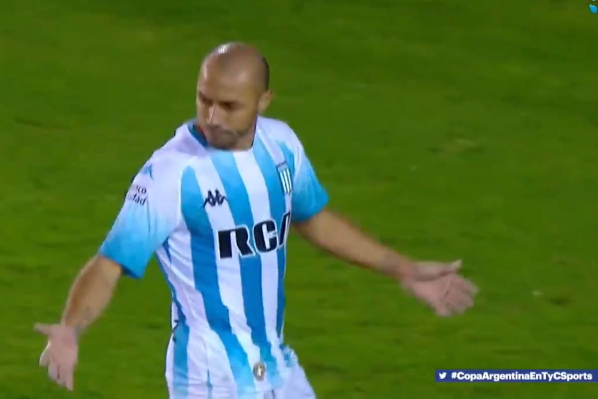 Marcelo Díaz se lamenta por el penal errado y mira con amargura el césped de la cancha de Lanús; Racing perdió por penales con Boca Unidos y quedó eliminado de la Copa Argentina