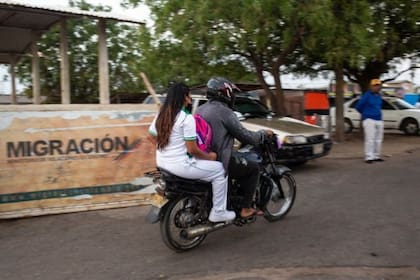 Marcelo dice que no tiene miedo de cruzar la frontera para ir a la escuela, pero el trayecto está plagado de peligros