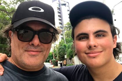 Marcelo Dos Santos junto a su hijo, en Bogotá