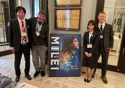 Marcelo Duclos con los organizadores del evento en Tokio