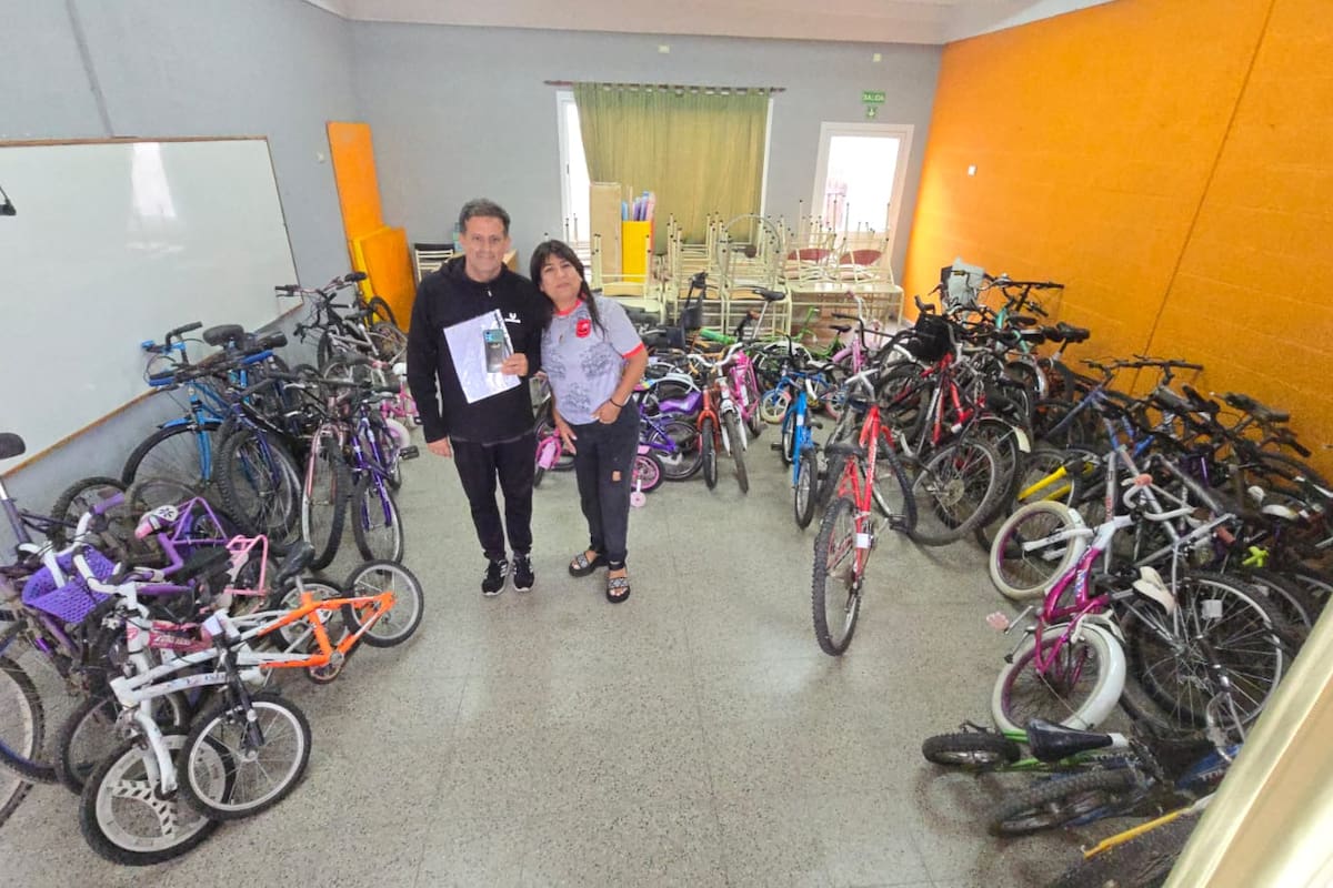 Marcelo en unas de las aulas del colegio de Villa Carlos Paz donde hoy almacenan las bicicletas