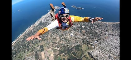 Marcelo es piloto de acrobacia aérea e instructor de avión, helicóptero y planeador