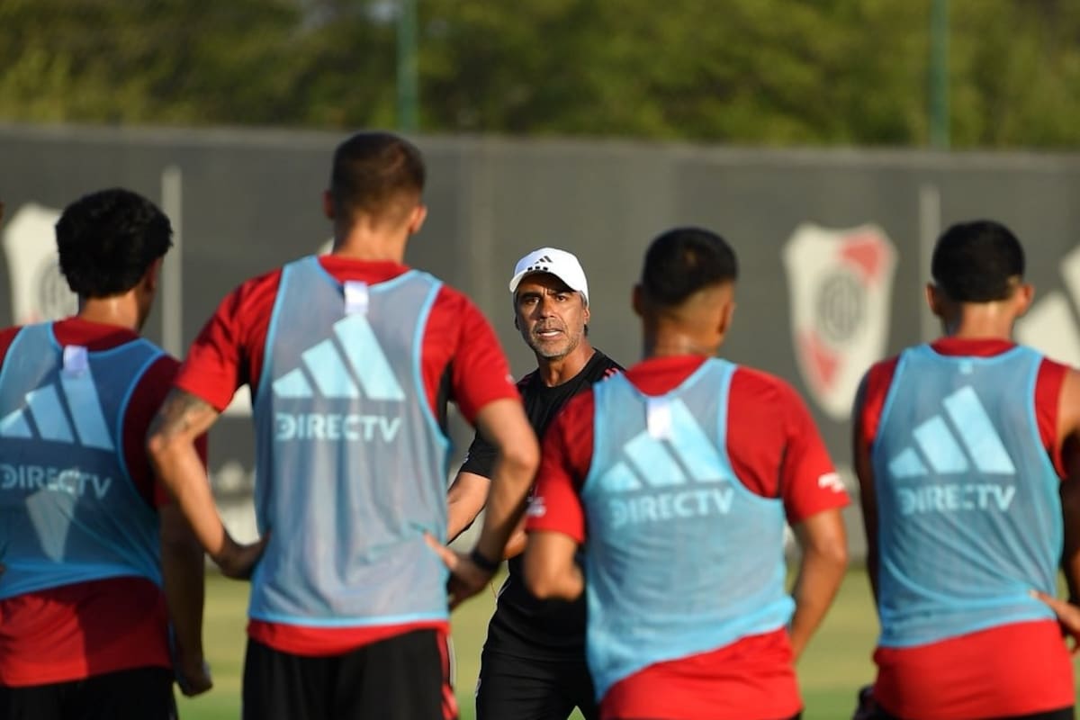 Marcelo Escudero, DT interino de River, en el entrenamiento anterior al viaje a Mendoza
