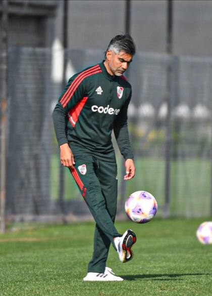 Marcelo Escudero, el preparador de la reserva de River, dirigirá a la primera división en forma interina tras la salida de Martín Demichelis.