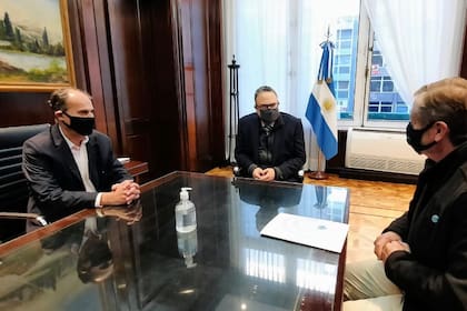 Marcelo Espinosa, coordinador de los equipos técnicos de Coninagro, el ministro Matías Kulfas y Elbio Laucirica, presidente de la entidad