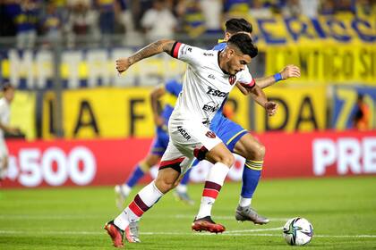 Marcelo Estigarribia lleva la pelota en la semifinal en la que le hizo un tanto a Boca.