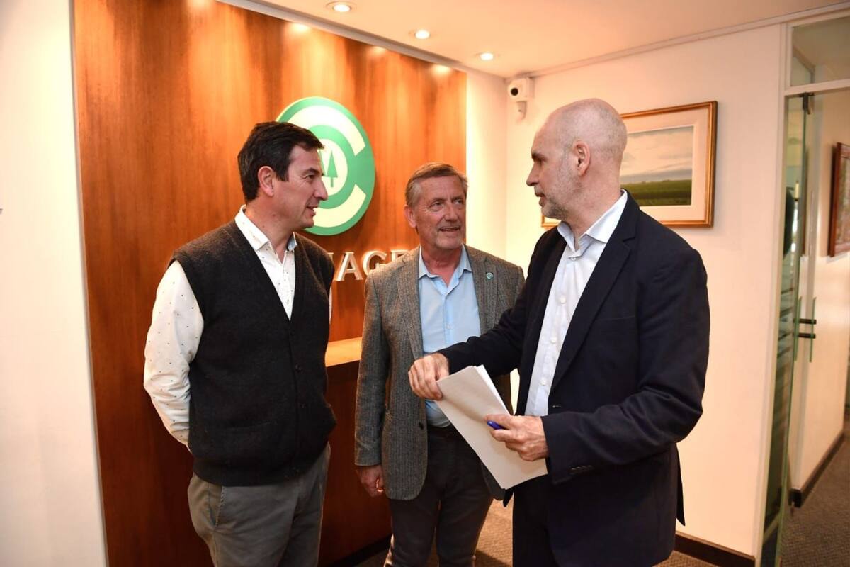 Marcelo Federici y Elbio Laucirica, vicepresidente y presidente de Coninagro, respectivamente, con el jefe de Gobierno de la Ciudad, Horacio Rodríguez Larreta