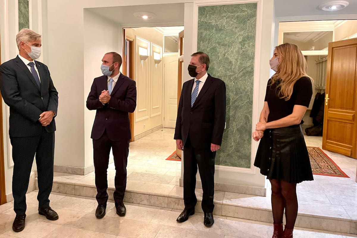 Marcelo Figueiras (presidente de Laboratorios Richmond), Martín Guzmán (ministro de Economía), Eduardo Zuain (embajador en Rusia) y Cecilia Nicolini (asesora presidencial)