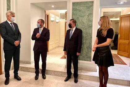 Marcelo Figueiras (presidente de Laboratorios Richmond), Martín Guzmán (ministro de Economía), Eduardo Zuain (embajador en Rusia) y Cecilia Nicolini (asesora presidencial)