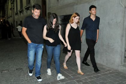 Marcelo Funes junto a sus hijos durante el velatorio de Débora Pérez Volpin.