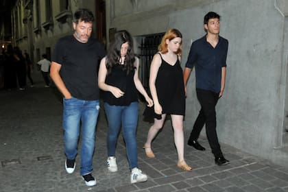 Marcelo Funes y sus hijos ayer, en el velatorio de Débora Pérez Volpin
