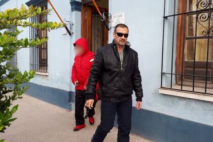 Marcelo Galarza, al salir de la Comisaría de la Mujer, en Gualeguaychú, para visitar a su hija, Nahir