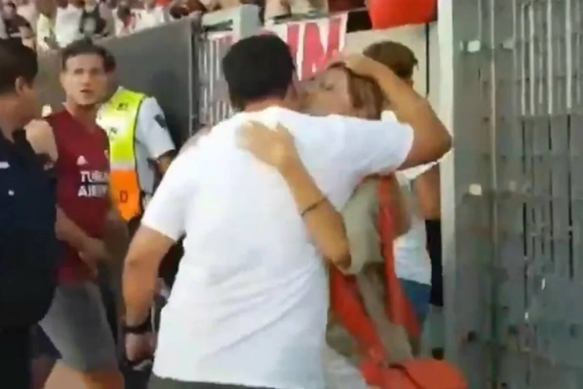 Marcelo Gallardo abraza a la doctora Sandra Rossi, especialista en medicina del deporte y neurociencias que trabaja en River desde 2014
