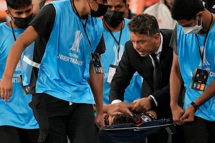 Marcelo Gallardo acompaña a Rojas después de su lesión