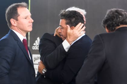 Marcelo Gallardo anuncia su alejamiento del club: el abrazo con el vicepresidente Matías Patania, mientras que contemplan la escena Jorge Brito y Enzo Francescoli
