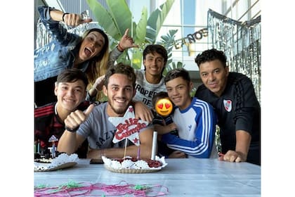 Marcelo Gallardo, con el buzo de River en el festejo familiar por el cumpleaños 22 de Nahuel, uno de sus hijos, el 9 de mayo de 2020