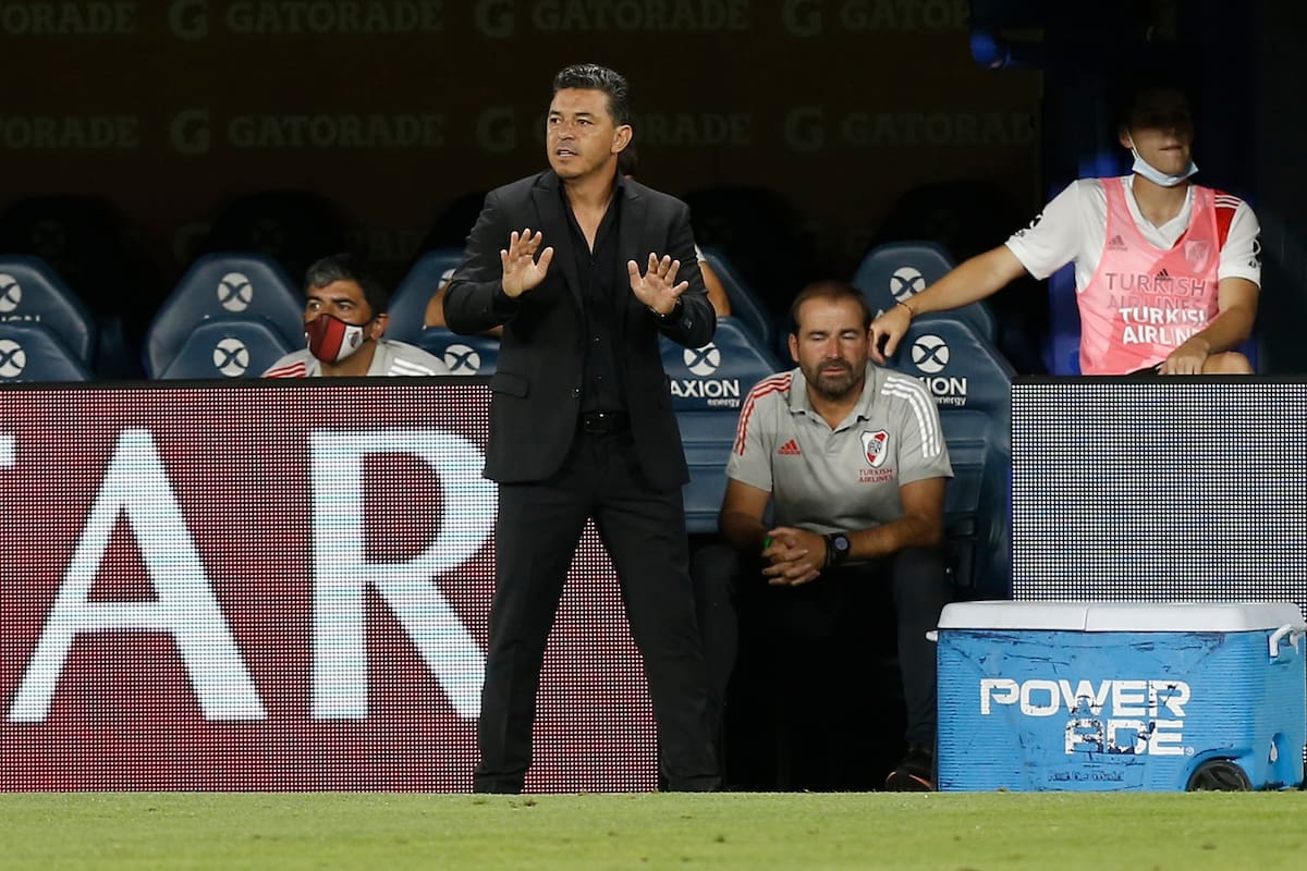 Marcelo Gallardo da indicaciones.