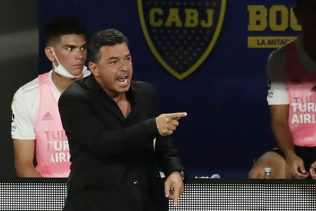Marcelo Gallardo da indicaciones en los primeros minutos del Super clasico entre Boca Juniors y River Plate en la Bombonera.
