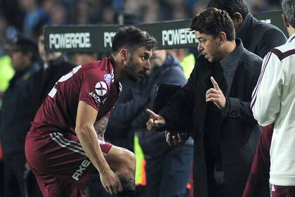 Marcelo Gallardo da instrucciones a Ignacio Scocco, antes de la reaparición del goleador luego de meses de inactividad.