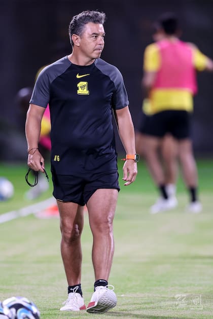Marcelo Gallardo dirigió la práctica de este martes en Al Ittihad; la traba económica está relacionado a la cláusula de rescisión del entrenador, cuyo contrato finaliza en junio de 2025
