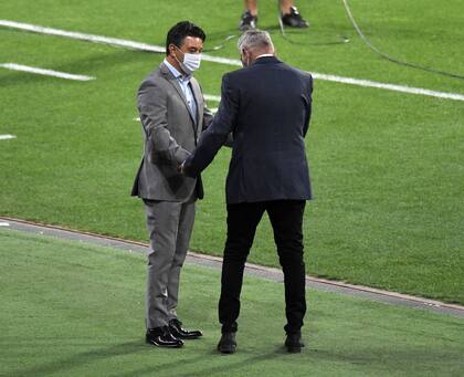 Marcelo Gallardo, DT de River, y Sergio Rondina, entrenador de Central Córdoba de Santiago del Estero, durante el último enfrentamiento entre ambos, en septiembre del año pasado