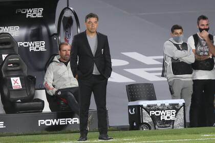 Marcelo Gallardo mira el partido de River ante Rosario Central a un costado del campo de juego; el equipo millonario regresó al Monumental luego de las refacciones en el césped y tras 345 días.