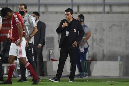 Marcelo Gallardo, durante el tramo del partido en el que el partido fue interrumpido por la presencia de gas lacrimógeno proveniente de los incidentes en las afueras del estadio Romelio Martínez en Barranquilla