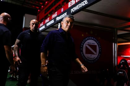 Marcelo Gallardo en el banco de Argentinos Juniors