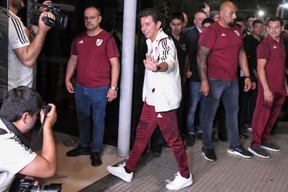 Marcelo Gallardo entrando en el hotel Sheraton de Tucumán