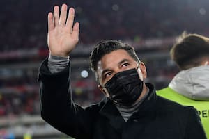Marcelo Gallardo, entrenador de River, responde al saludo de los hinchas durante el partido en el que su equipo venció por goleada a Colo Colo, por la Copa Libertadores