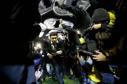 Marcelo Gallardo, entrenador del River Plate, centro, abandona el campo protegido por la policía antidisturbios después de que el partido contra Boca Juniors fue suspendido durante un partido de fútbol de la Copa Libertadores en Buenos Aires, Argentina.