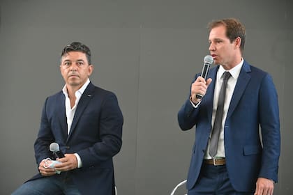Marcelo Gallardo (entrenador) y Jorge Brito (presidente), durante la presentación de los seis refuerzos de River para la próxima temporada, realizada este viernes en el Monumental